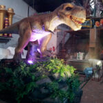 dinosaurio rex animatrónico con dientes afilados