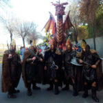 cabalgata con dragón y personas con disfraz de ejército medieval