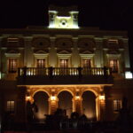 imagen nocturna de fachada terminada con iluminación