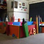 set taller infantil con lápices, tijeras gigantes y elementos escolares