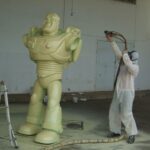 trabajador pintando una figura de Buzz Lightyear
