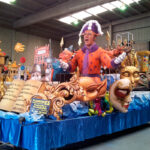 carroza con máscaras de carnaval