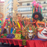 carroza de máscaras divertidas y coloridas de carnaval