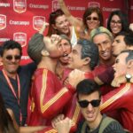 personas alrededor de figuras de la selección española de futbol