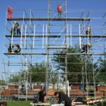 trabajadores en pleno montaje de una estructura gigante