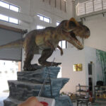 tiranosaurio rex sobre piedra