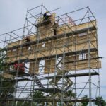 trabajadores montando estructura gigante