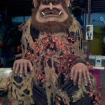 figura de troll gigante animatrónico