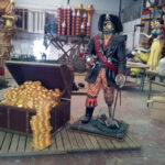 pirata con cofre lleno de oro