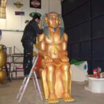 trabajador decorando figura egipcia