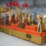 cabalgata dorada con elementos budistas