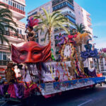 carroza de máscaras de carnaval durante el recorrido oficial