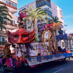 carroza de máscaras de carnaval durante el recorrido oficial
