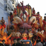 carroza con demonio rojo con tridente acompañado de personas difrazadas de demonios
