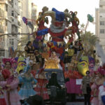 carroza del dios momo de carnaval durante el espectáculo en la calle