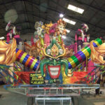 carroza con máscaras divertidas de carnaval