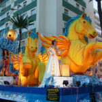 cabalgata con caballos gigantes dorados y azules