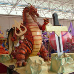 cabalgata con dragón gigante y espada enterrada