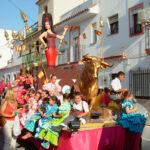 cabalgata con toro dorado, flamenca y banderas de españa