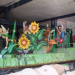 cabalgata con hadas, girasoles y plantas verdes