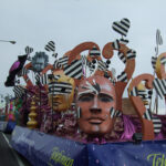 cabalgata con máscaras de carnaval