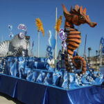 cabalgata azul con caballito de mar gigante al frente