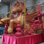 cabalgata con caballo alado y elementos rosas