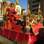 cabalgata del rey melchor con leones dorados
